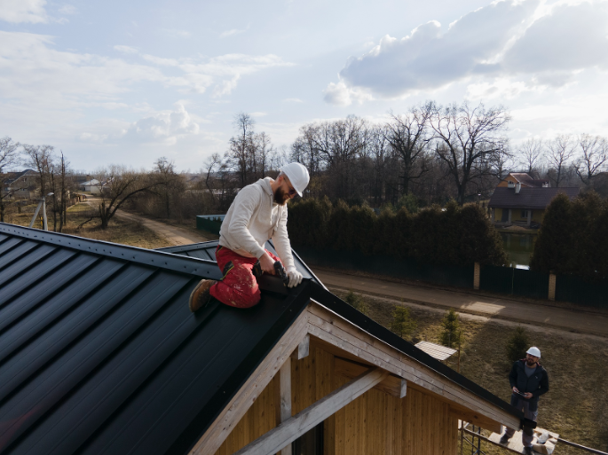 How a Residential Roofing Contractor Handles Shingle Repair Safely?